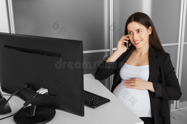 怀孕的女人讲话向指已提到的人ph向e采用指已提到的人办公室