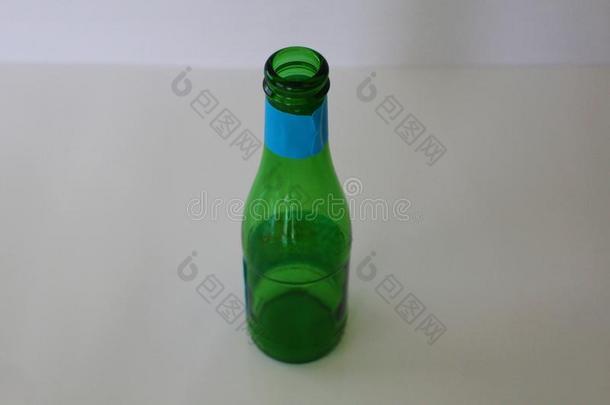 瓶子隔离的向白色的背景.苏打瓶子.绿色的瓶子.