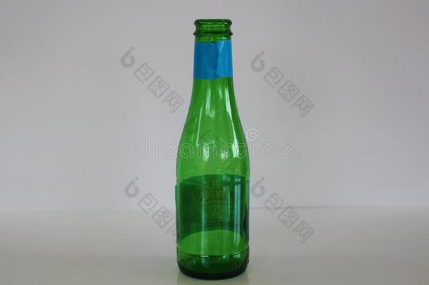 瓶子隔离的向白色的背景.苏打瓶子.绿色的瓶子.