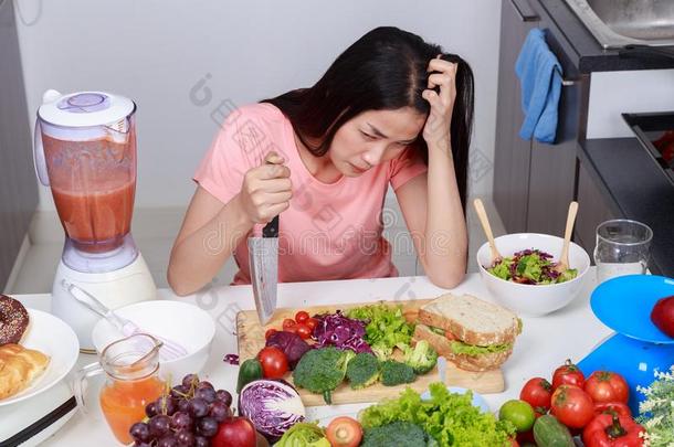 情绪低落的女人烹饪术和刀采用厨房房间