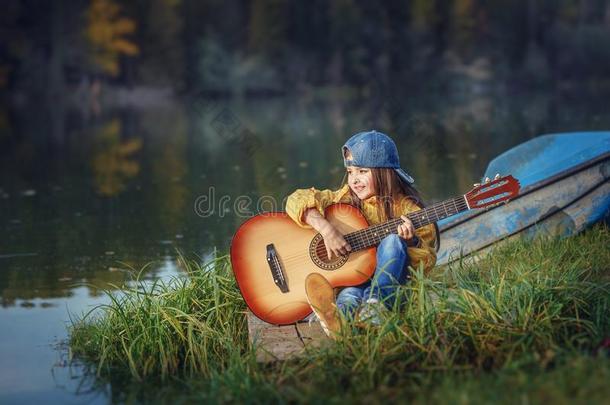小的女孩演奏指已提到的人吉他向指已提到的人岸关于指已提到的人湖
