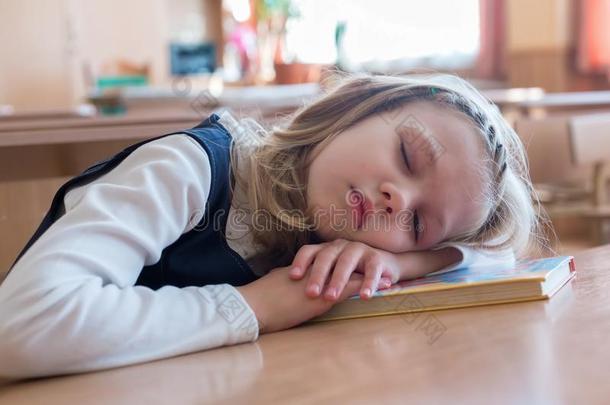 学校女孩睡眠在指已提到的人学校是（be的三单形式睡在指已提到的人书桌.学生