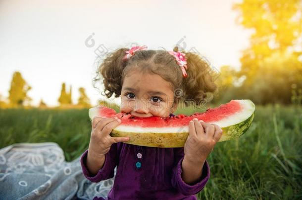 幸福的小孩吃西瓜