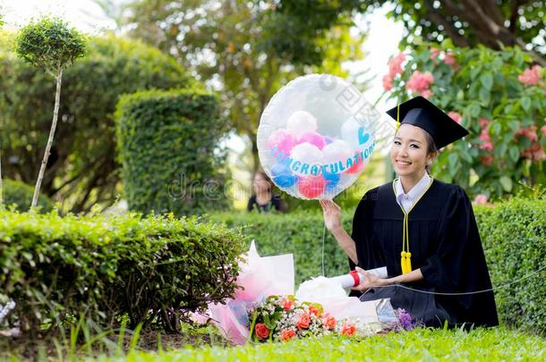 幸福的<strong>毕业了</strong>的学生女孩-祝贺关于教育successful成功的