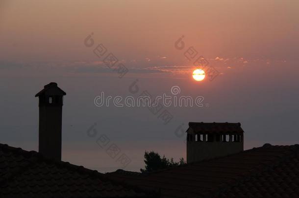 美丽的日落在上面海和海岸关于希腊