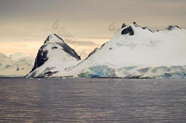 雪大量的山风景采用南极洲大约屈韦维尔