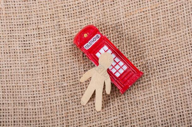 古典的不列颠的方式红色的电话售货棚和一p一perm一n