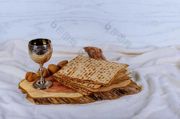 一犹太人的无酵饼面包和葡萄酒.逾越节假日观念