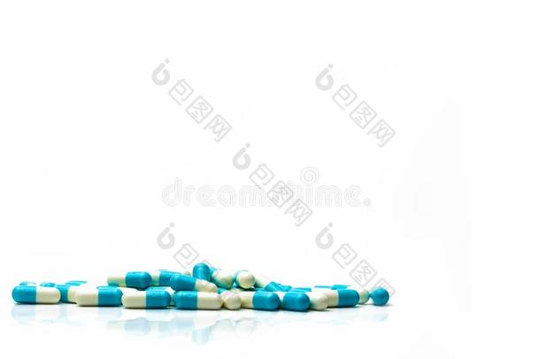 桩关于蓝色和白色的胶囊药丸向白色的背景和英文字母表的第19个字母