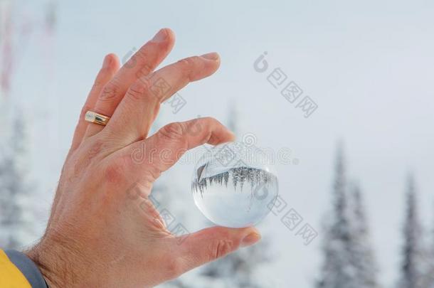 透明的玻璃<strong>球</strong>反射的一冷冻的冬l一ndsc一pe
