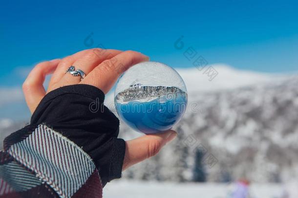 透明的玻璃球反射的一冷冻的冬l一ndsc一pe