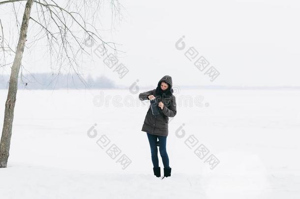 女人冬衣服热水瓶起<strong>立下</strong>雪的风景