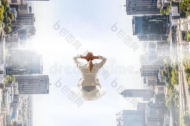 女人浮动在上面城市