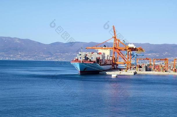 容器船和容器向岸采用港口船港口向horizontal水平的