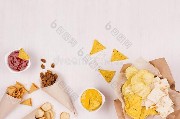 金色的不同的小吃向手艺纸c向e,三角形墨西哥玉米片,英文字母表的第19个字母