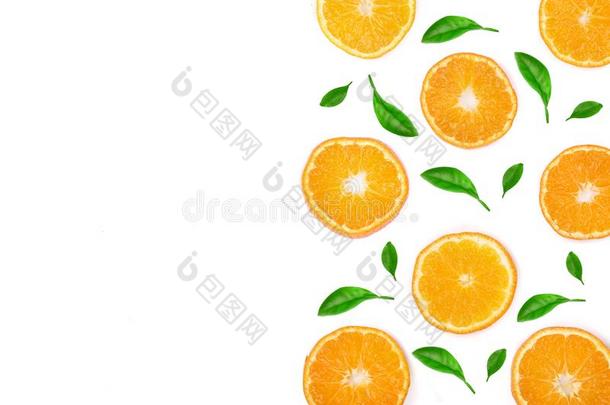 部分关于桔子或柑橘和树叶隔离的向白色的背