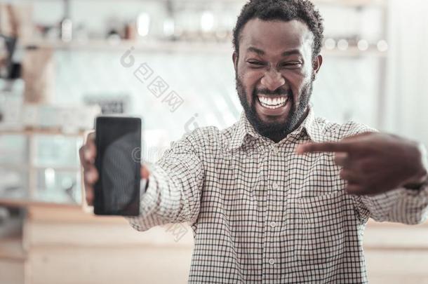 幸福的美好的男人弄尖在指已提到的人智能手机