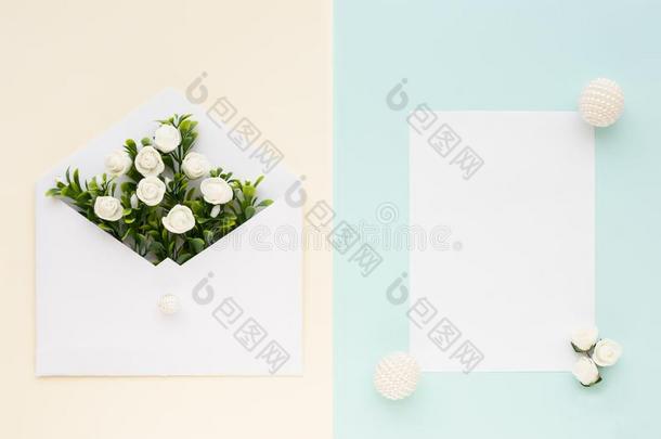 工作区.<strong>婚礼</strong>招待卡片,<strong>信封</strong>,白色的玫瑰和Greece希腊