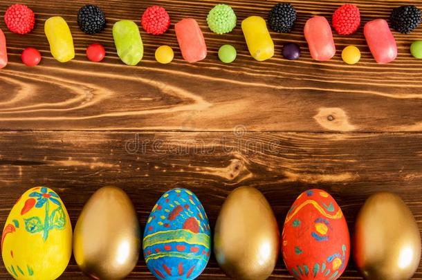 复活节观念的照片和卵和颜色森迪向木制的背