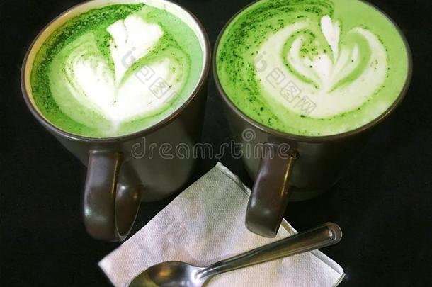 日本抹茶拿铁咖啡,绿色的茶水拿铁咖啡,多乳脂的或似乳脂的,热的喝