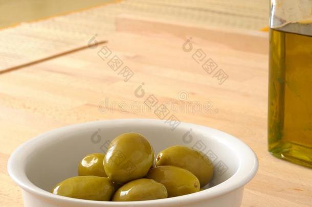 绿色的橄榄和额外的处女橄榄油向指已提到的人厨房表