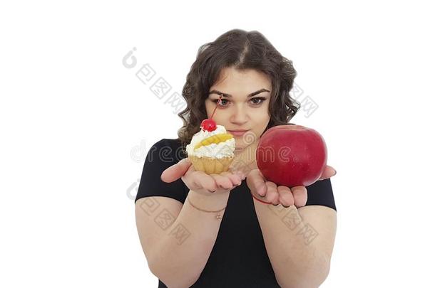满的女孩挑选蛋糕和一苹果隔离的窘境<strong>抵抗</strong>