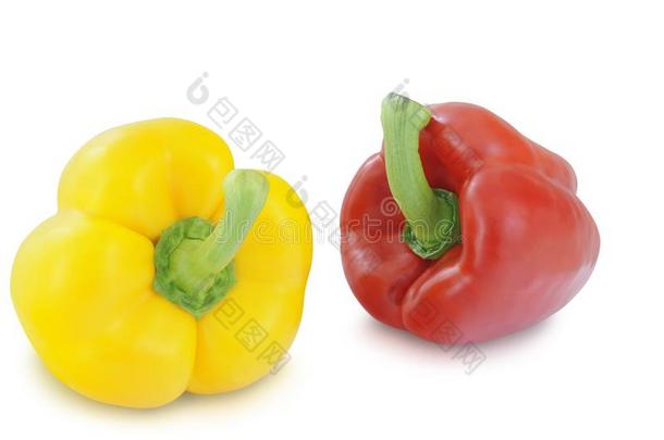 黄色的和红色的胡椒隔离的向白色的背景