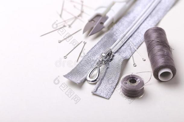 缝纫插脚,剪刀,拉链和塑料制品线轴和颜色their他们的