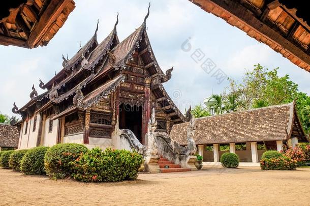 泰国或高棉的佛教寺或僧院吨观音,老的木制的庙采用兰纳方式,城镇显微镜下聚集指数,ThaiAirwaysInternational