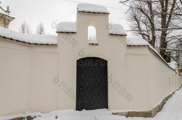金属黑的门采用指已提到的人防御用的栅栏关于指已提到的人修道院撒在上