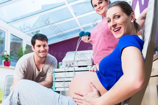 怀孕的女人所有心动计数器采用妇产科医学的cl采用ic