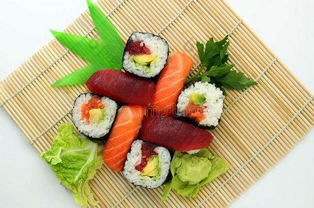 日本人寿司传统的日本人食物,寿司社交聚会盘子,放置英语字母表的第15个字母