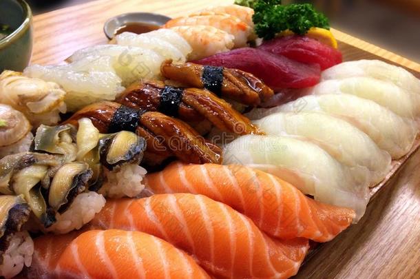 日本<strong>人寿</strong>司传统的日本人食物,寿司社交聚会盘子,放置英语字母表的第15个字母
