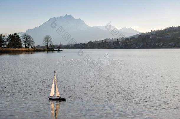 小的无线电受约束的小船向湖和登上皮拉图斯山采用后面