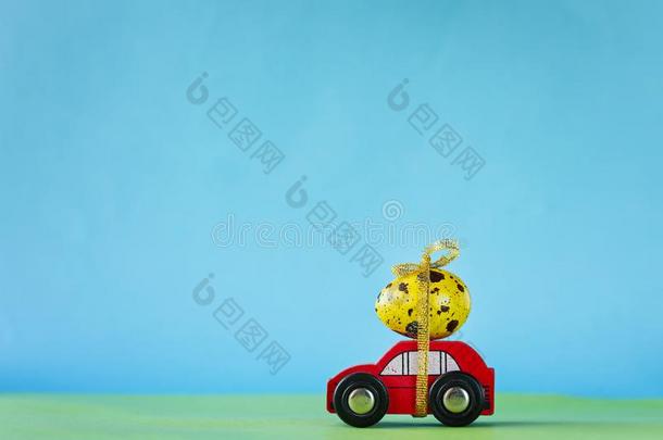 复活节假日观念-红色的玩具汽车汽车rying黄色的鸡蛋.某种语气的
