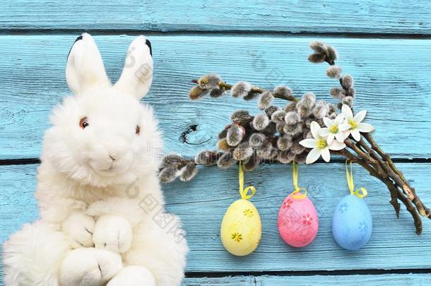 复活节有趣的兔子向木制的背景和复活节卵.复活节