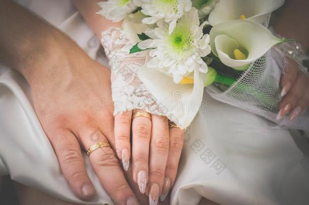 婚礼婚礼戒指手和戒指