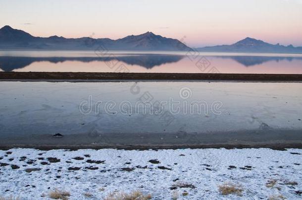 博纳维尔牌汽车盐平地全麦的山峰日落山范围雪米尔