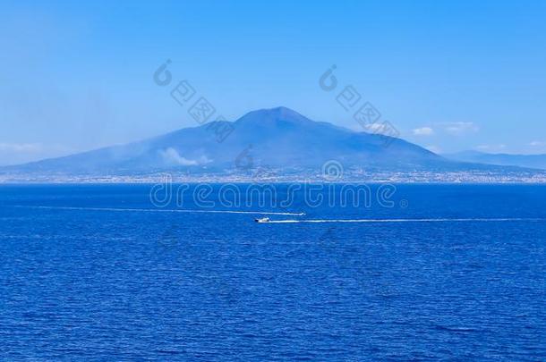 小船采用前面关于登上维苏威火山采用湾关于那不勒斯在索伦托物品
