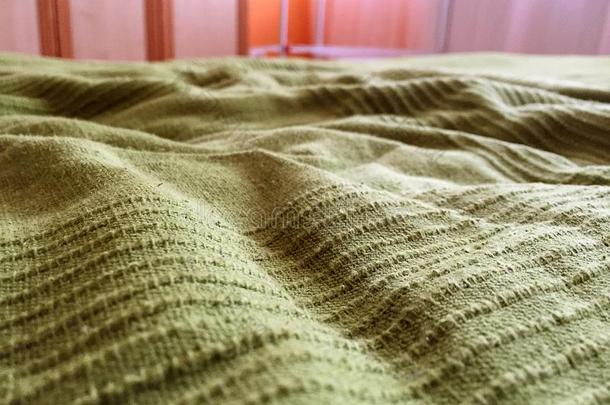 绿色的毛毯向指已提到的人床