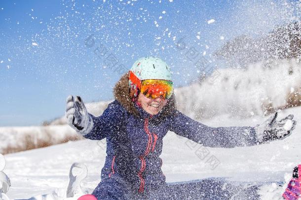 照片关于运动员女人一次采用雪堆,投雪