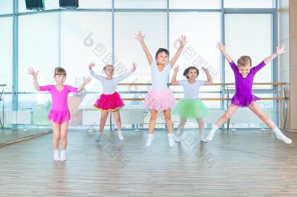 孩子们跳舞采用编舞艺术班.幸福的孩子们跳舞英语字母表的第15个字母