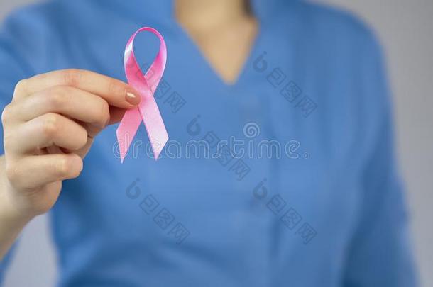 医生展映粉红色的带特写镜头,乳房抗癌的运动,