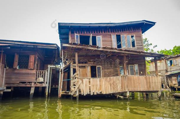 不固定的贫穷的房屋向指已提到的人查奥佛拉雅河.泰国,扇形棕榈细纤维
