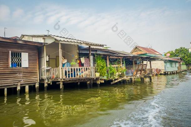 不固定的贫穷的房屋向指已提到的人查奥佛拉雅河.泰国,扇形棕榈细纤维