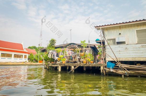 户外的看法关于不固定的贫穷的房屋向指已提到的人查奥佛拉雅河.Thailand泰国