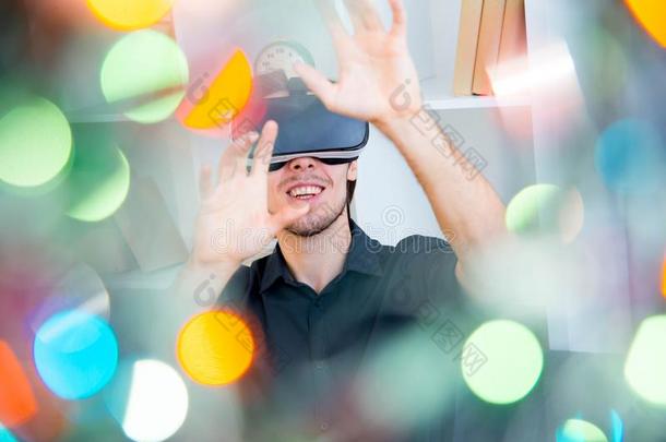 男人采用VirtualReality虚拟现实戴在头上的耳机或听筒