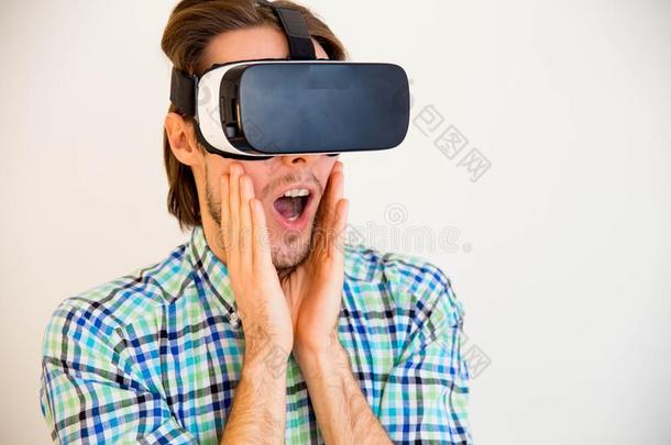 男人采用VirtualReality虚拟现实戴在头上的耳机或听筒