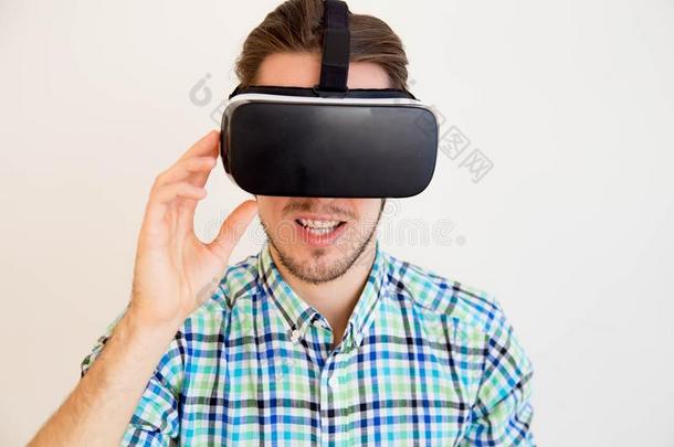 男人采用VirtualReality虚拟现实戴在头上的耳机或听筒
