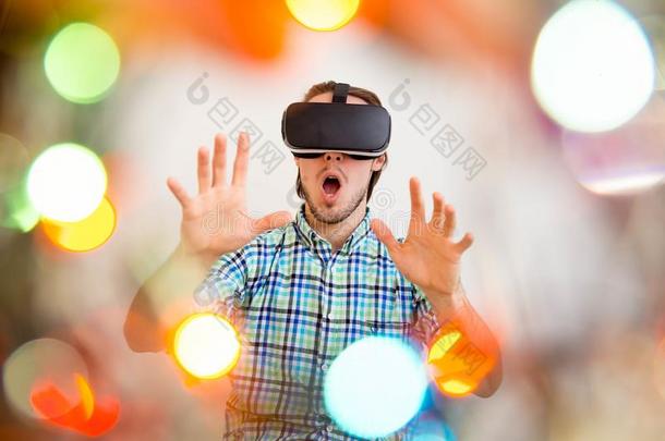 男人采用VirtualReality虚拟现实戴在头上的耳机或听筒